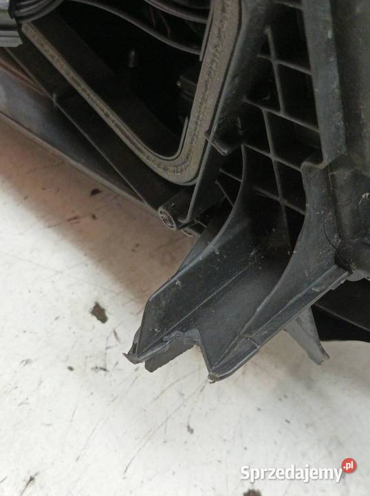 LAMPA PRZÓD PRAWA EUROPA LEKKO USZKODZONA sprzedam