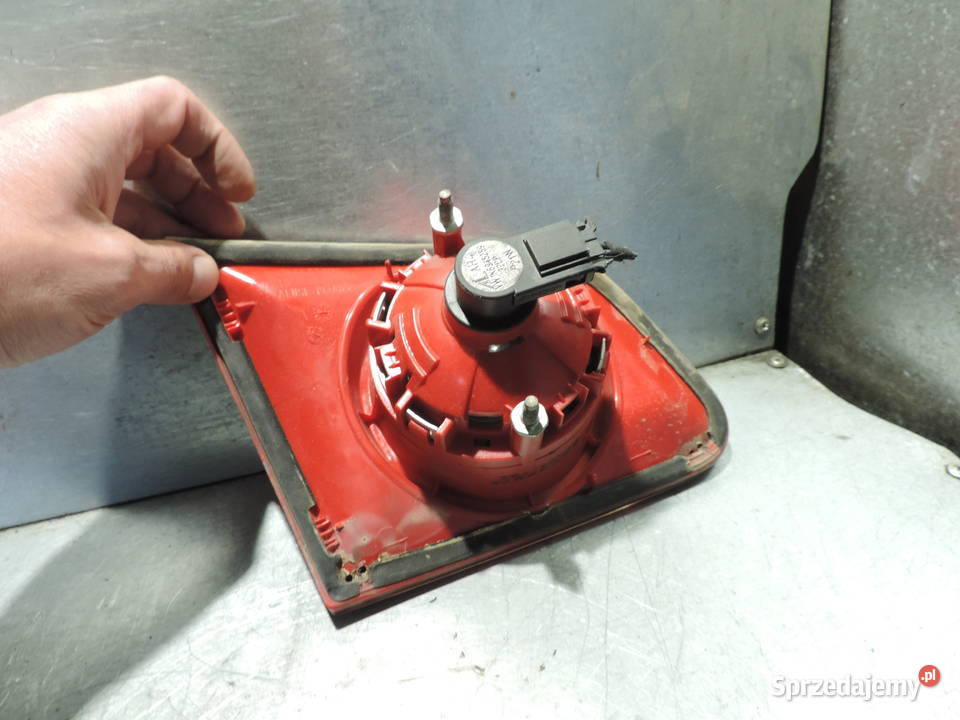 LAMPA PRAWY TYŁ W KLAPĘ VW PASSAT B6 KOMBI osobowe Nowy Sącz