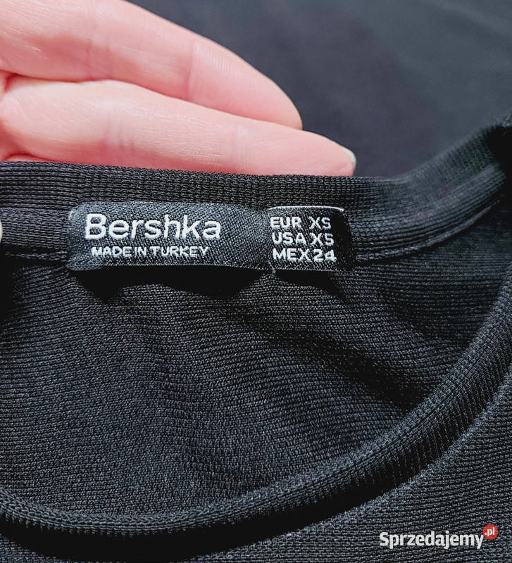 Czarna sukienka prążkowana trapezowa do kolan Bershka Złoczew