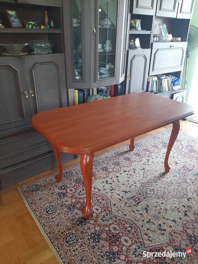 stół drewniany do salonu lub jadalni