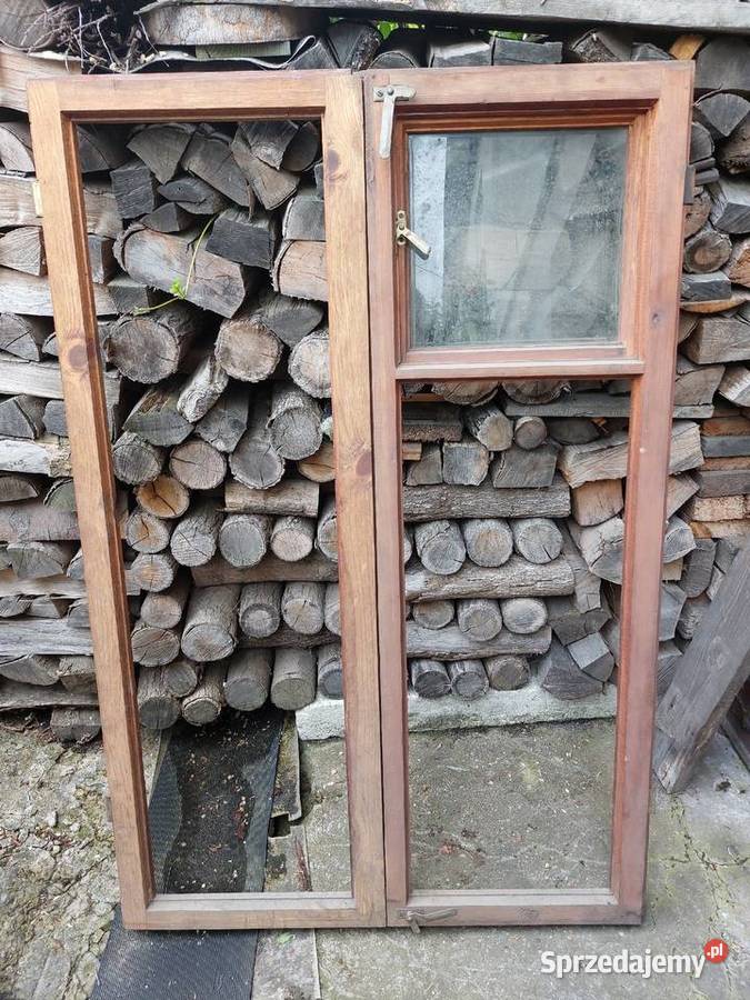 Stare drewniane okno z lufcikiem świętokrzyskie