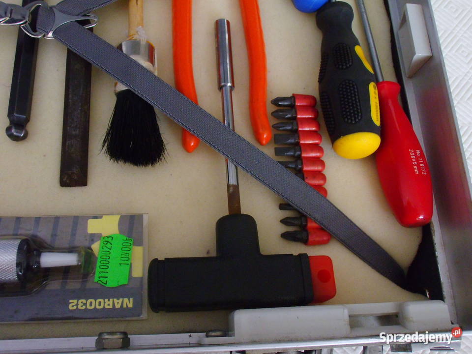 Komplet narzędzi we francuskiej walizeczce sprzedam