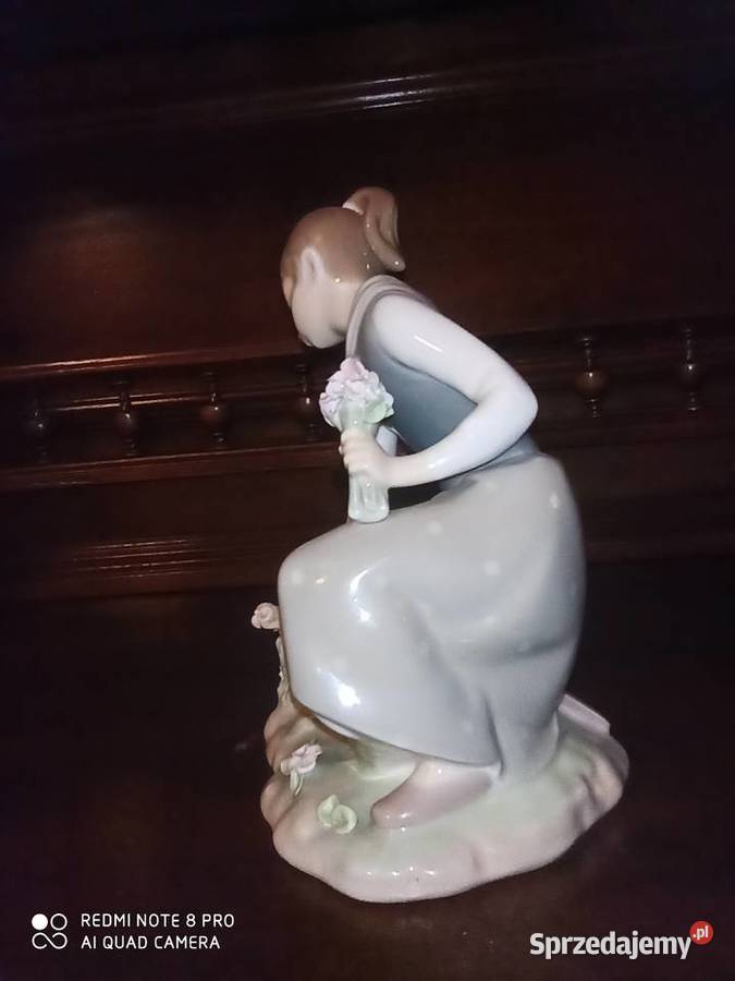 Figurka Dziewczyna zrywająca kwiaty Lladro Spain Gdańsk