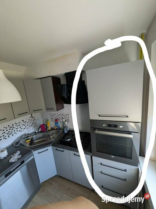 Zabudowa kuchenna widoczne elementy na zdjęciu