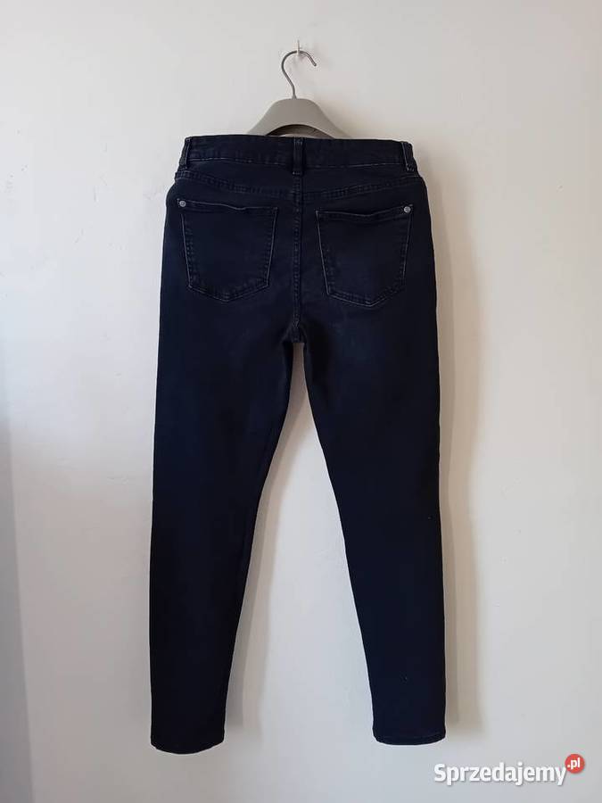 Czarne jeansy z wyższym stanem sprzedam