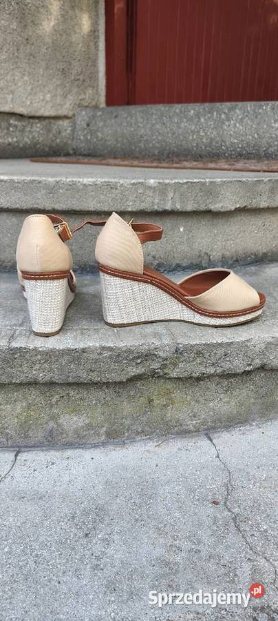 Buty z wolnymi palcami na koturnie beżowe