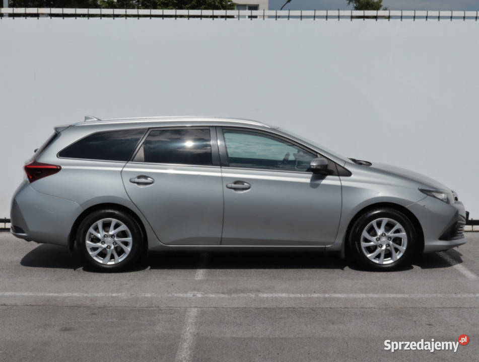 Toyota Auris 16 Valvematic srebrny Auris Lublin