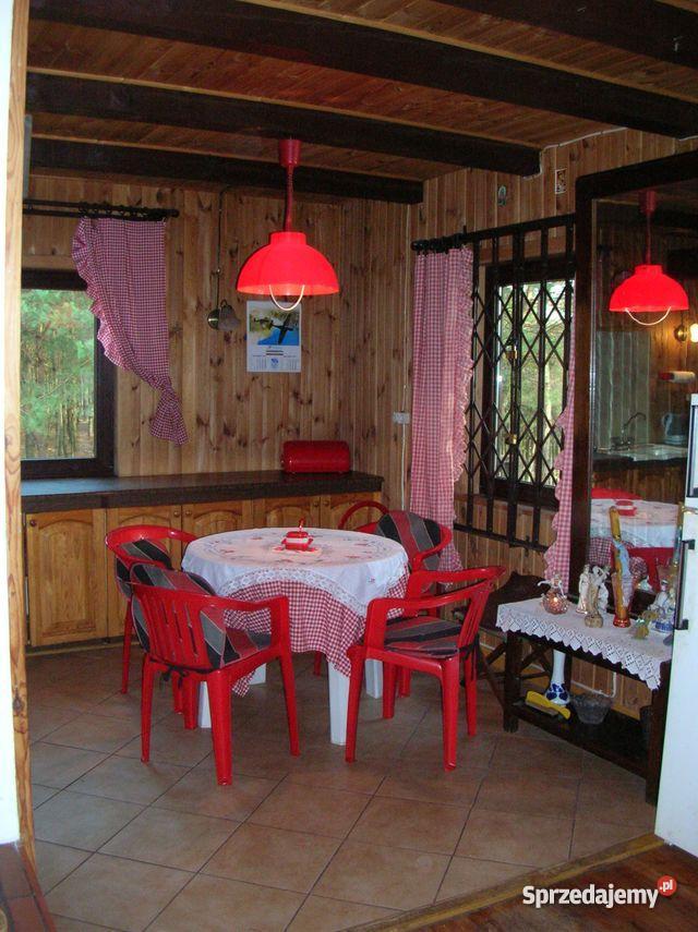 Drewnianomurowany dom Dzięciołkiem w bliskim sąs