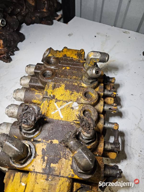 Rozdzielacz hydrauliczny koparki Case do modelu