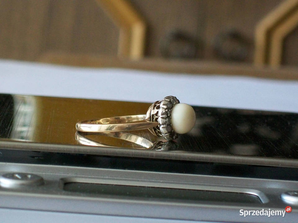 Złoty pierścionek z białym koralem diamenciki opolskie