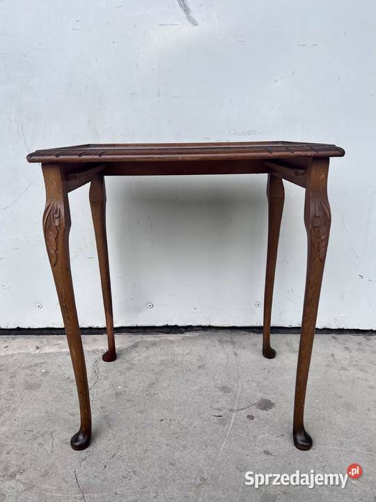 Drewniany stolik z rzeźbionymi nogami styl Rawicz