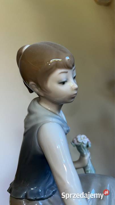 Figurka Dziewczyna zrywająca kwiaty Lladro
