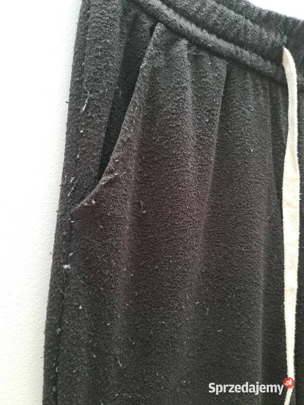 Czarne materiałowe spodnie z prostą nogawką SM pomorskie Trąbki Wielkie