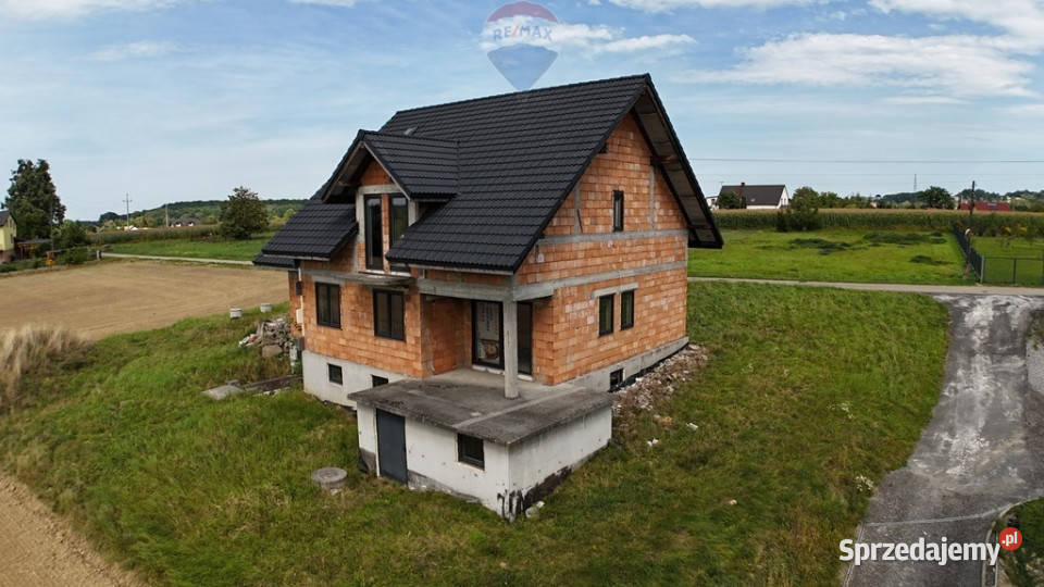 Przestronny dom do wykończenia na dużej działce