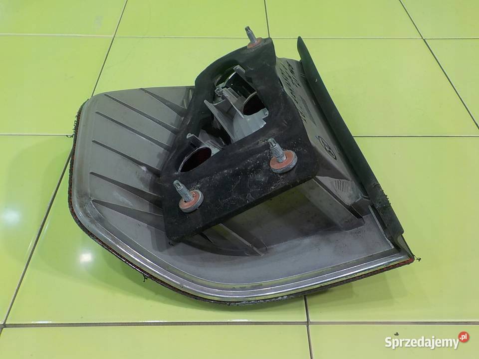 BMW X3 E83 30 B 04r 5D lampa prawa tyl Suków