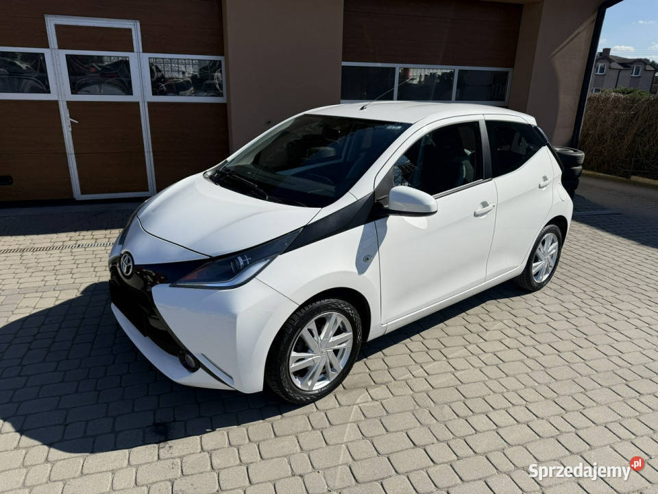 Toyota Aygo Rezerwacja II 2014 benzyna Orzech