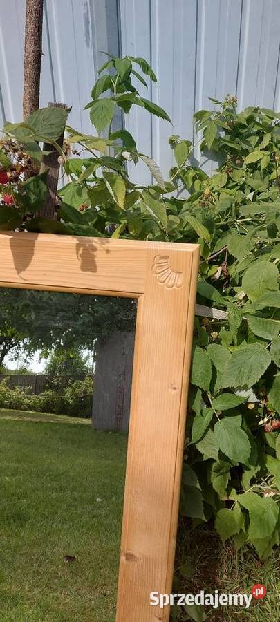 Lustro w drewnianej ramie