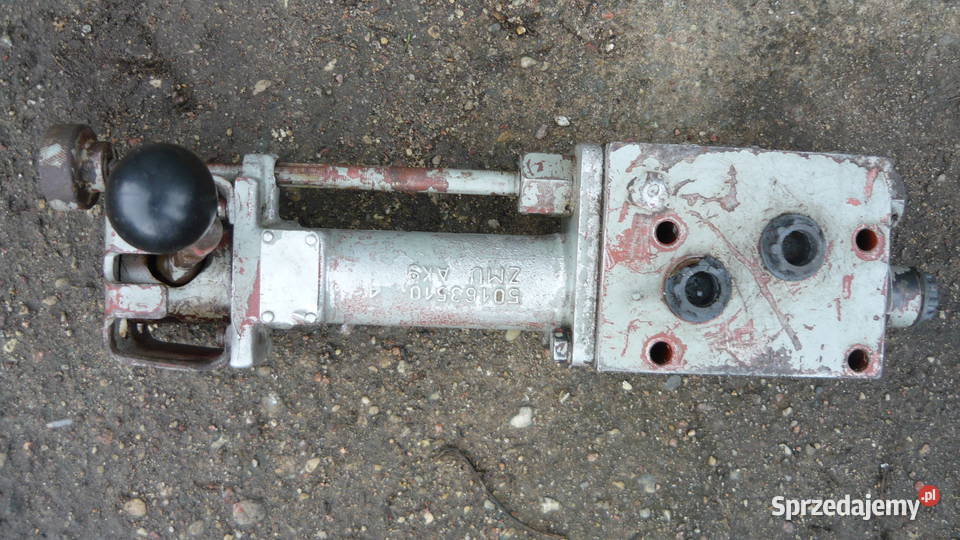 Rozdzielacz hydrauliczny podnośnika Ursus C 330