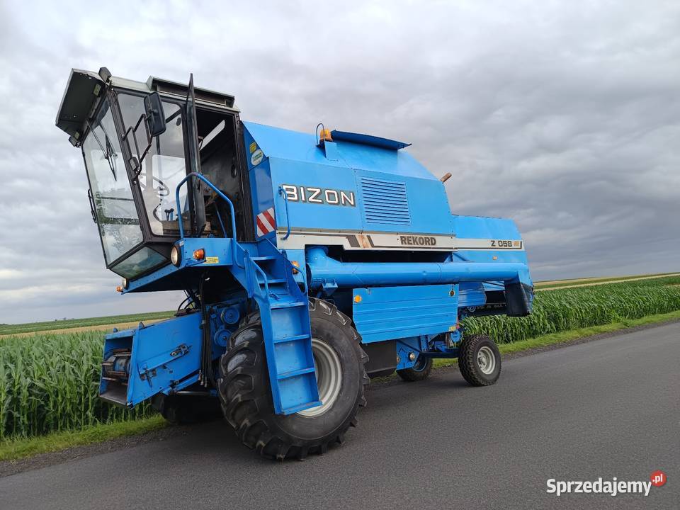 Kombajn zbożowy Bizon Rekord niebieski na dużej łódzkie Kutno