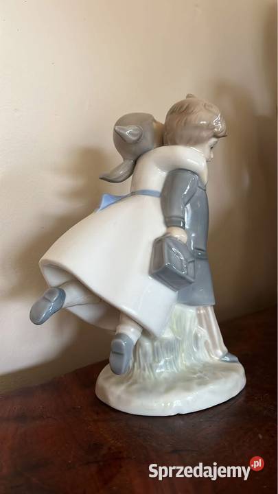 Figurka chłopca z teczką i z dziewczynką Z