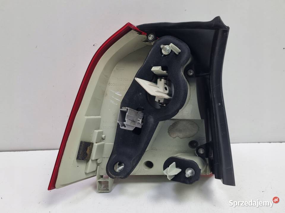 Volvo V70 III XC70 TYLNIA TYLNA LAMPA PRAWA Janów