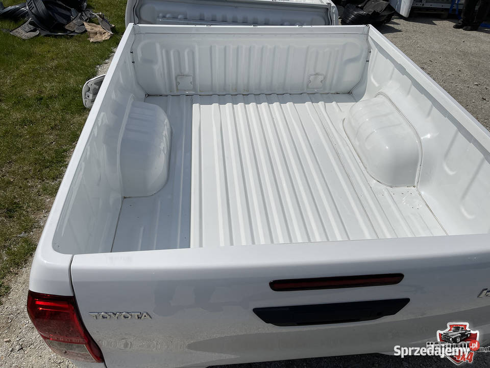 Paka Toyota Hilux przestrzeń załadunkowa Toyota części blacharskie Pasłęk