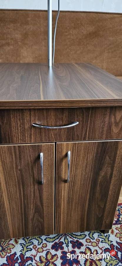 Stolik nakastlik z lampką