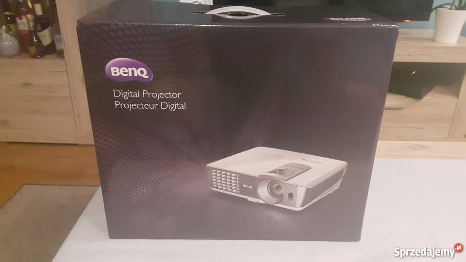 NOWY projektor Benq W1070