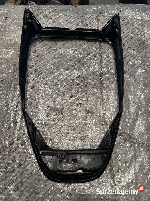 Suzuki UC 125150 Osłona Mocowanie schowek N1033