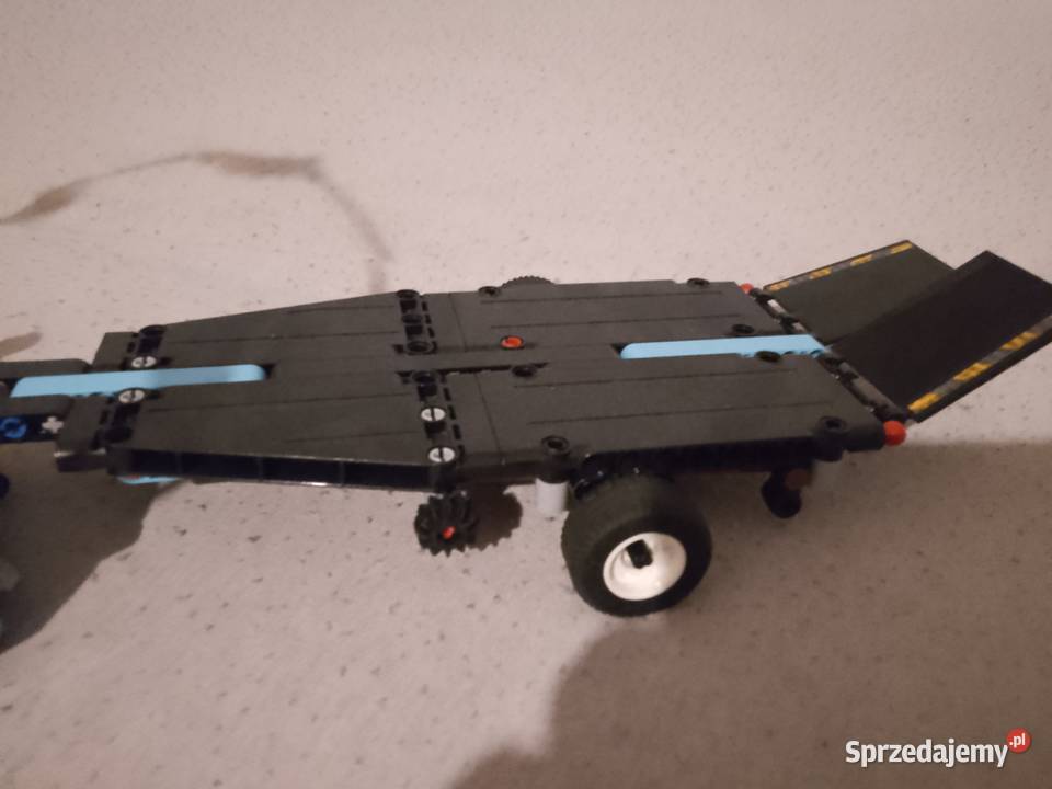 LEGO Technic 42106 furgonetka z przyczepą i Gaszyn