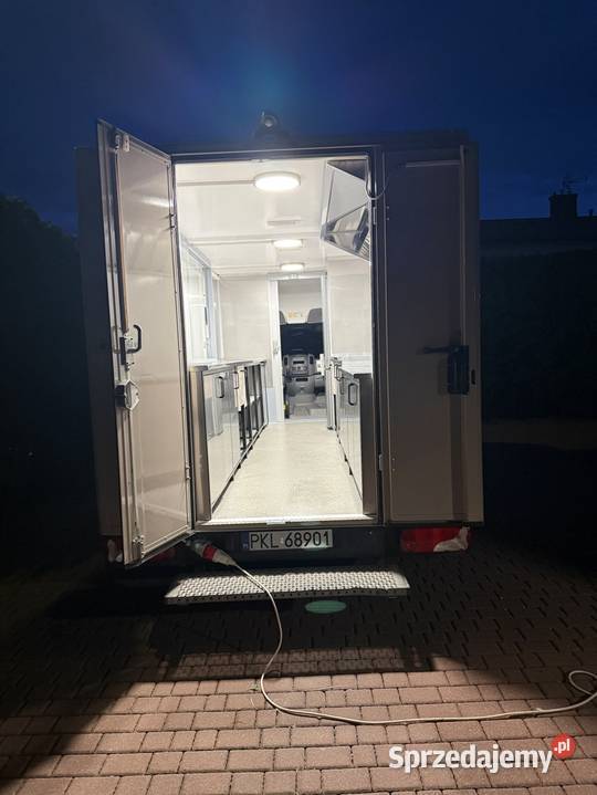 Samochód gastronomiczny Food truck Mercedes 95KM