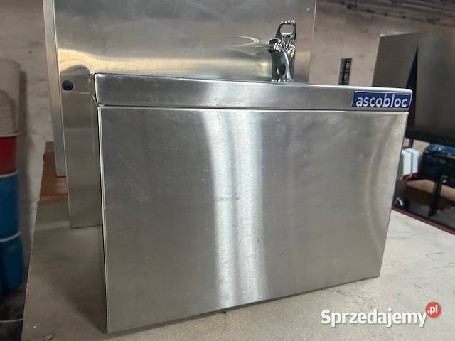 Umywalka z panelem z baterią ze stali