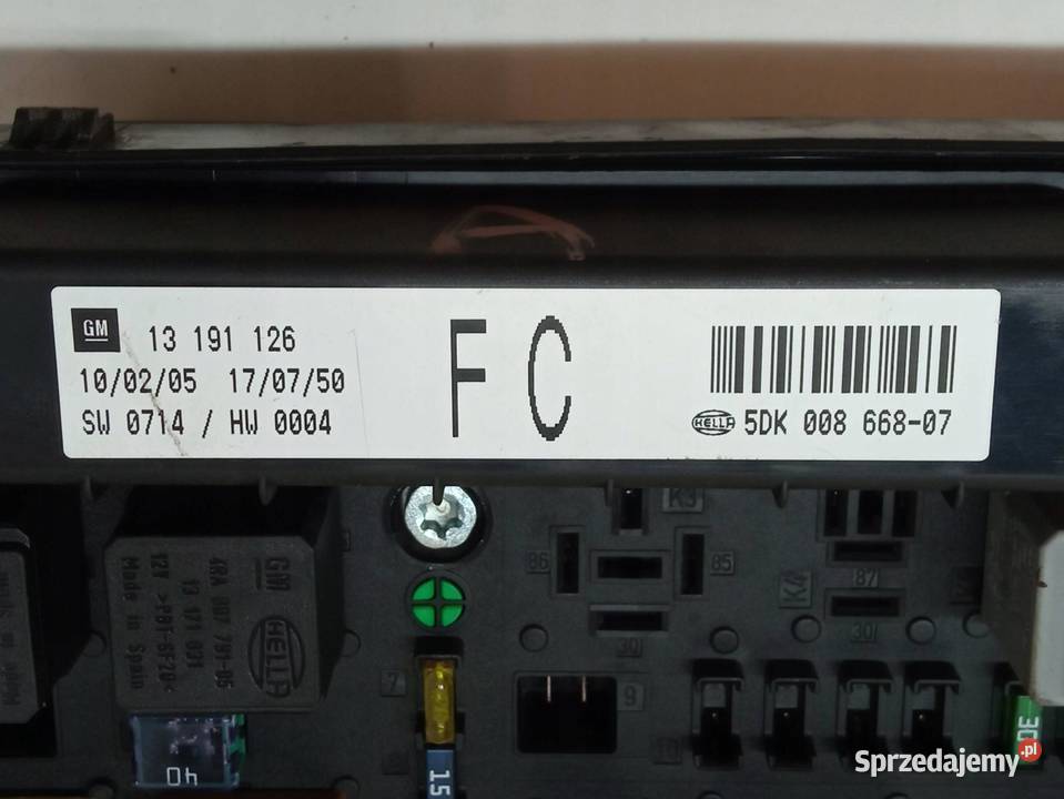 SKRZYNKA BEZPIECZNIKÓW 13191126 16 B Opel Astra