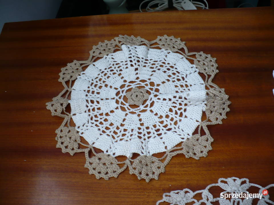 Serwetki haftowane 4 sztuki