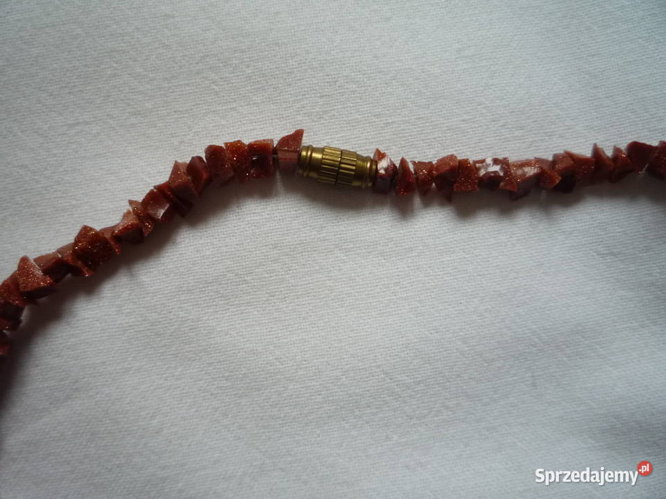 Koraliki z brązowych kamyczków mieniące się na Szczecin