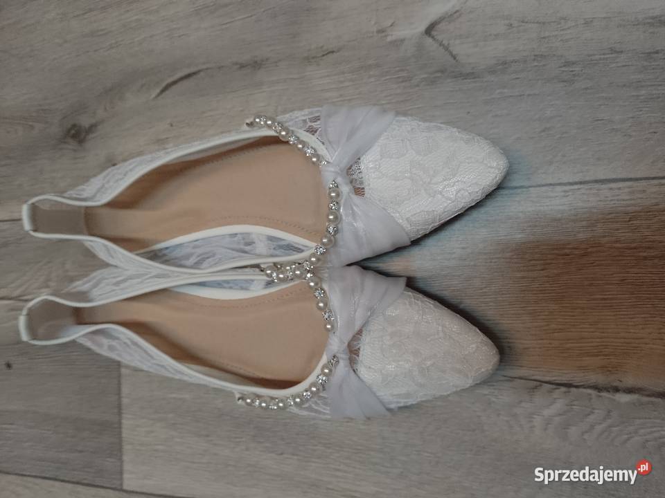 41 Białe bogato zdobione perłami koronkowe małopolskie