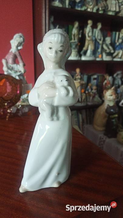 Figurka stojącej dziewcznki z pieskiem Bez Gdańsk