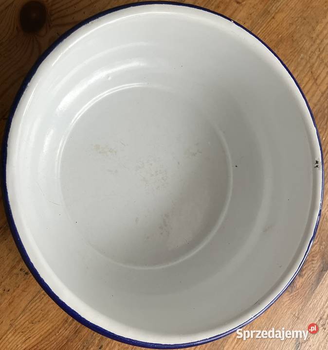 Okrągłe naczynie emaliowane z kolekcji forma do Warszawa