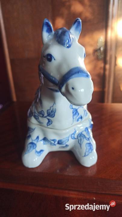 Biała figurka leżącego konia Puzderko na Gdańsk