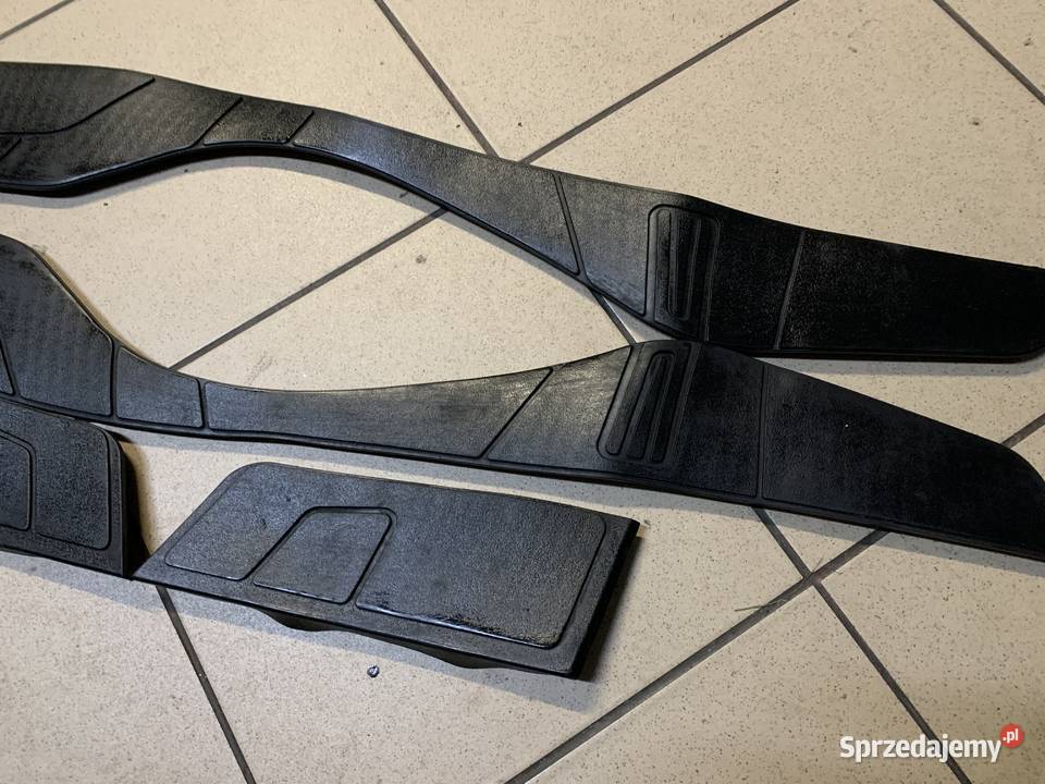 Gumy dywaniki prawy lewy Suzuki Burgman 400 K7 Brzeszcze