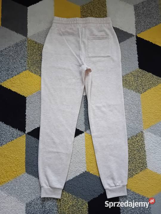 Beżowe dresy Warszawa