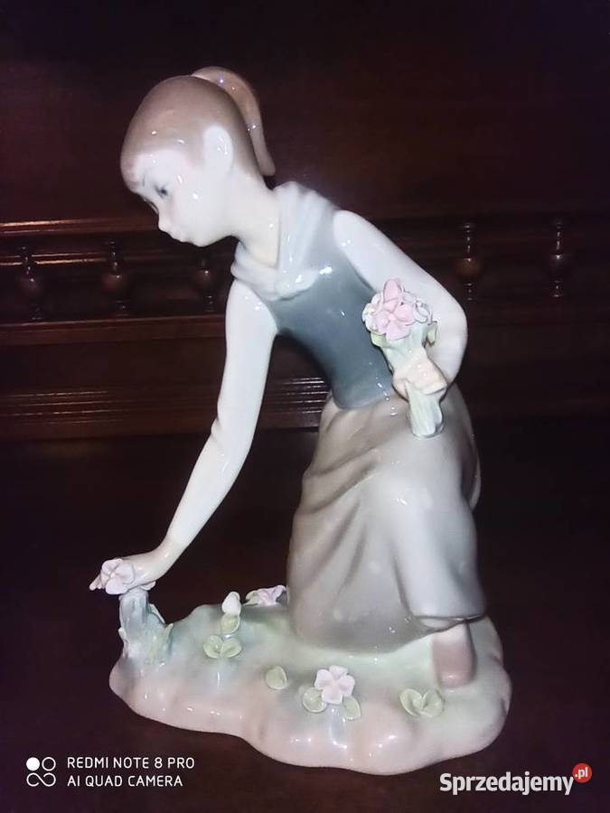 Figurka Dziewczyna zrywająca kwiaty Lladro Spain Porcelana i szkło Gdańsk