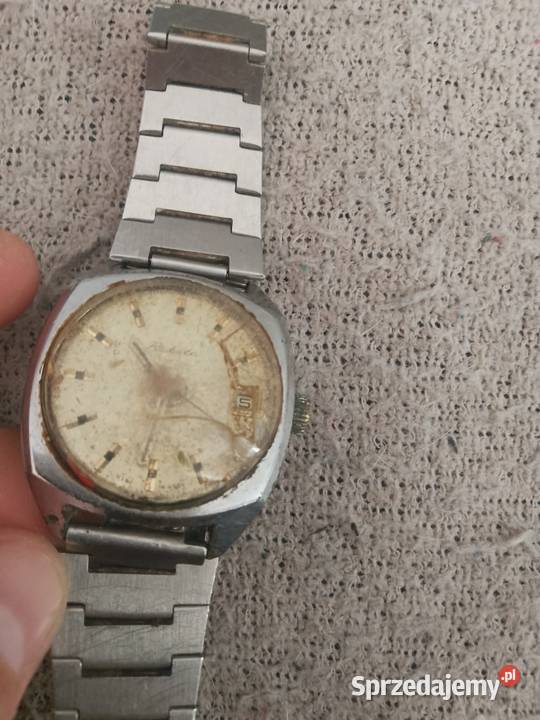 nakrecany zegarek raketa vintage z datownikiem