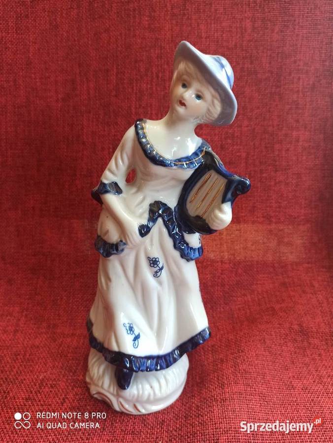 Figurka damy z Lirą