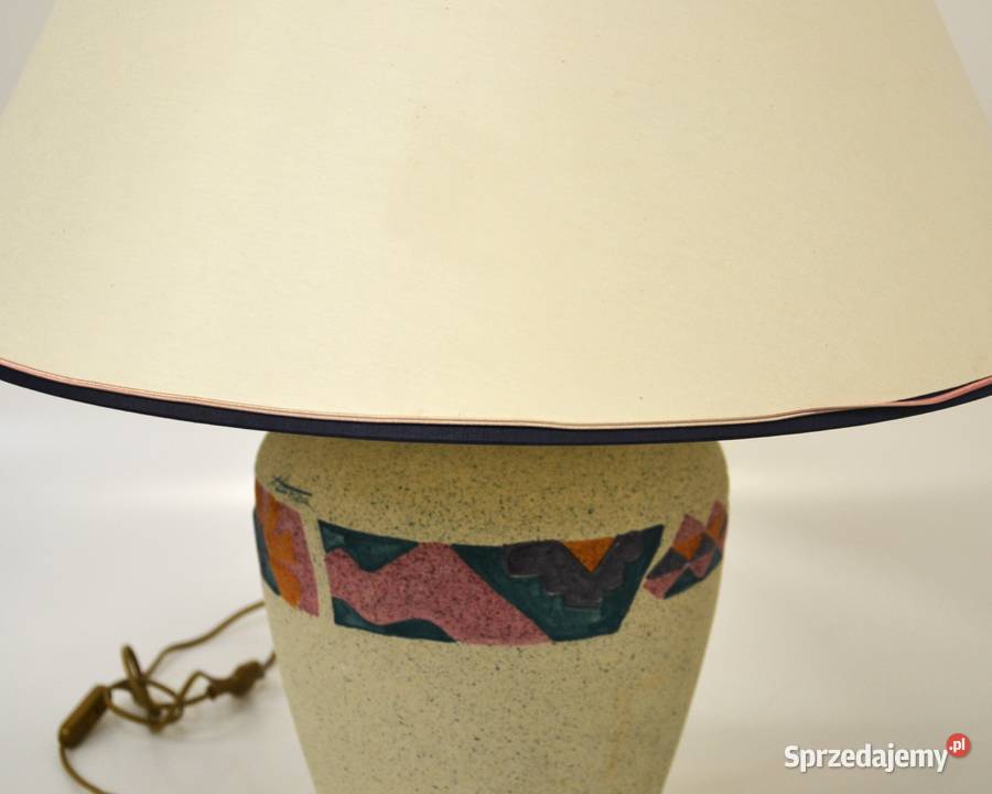 Lampa stołowa z geometrycznym motywem podpisana Bronisze