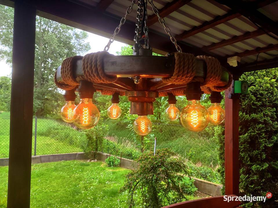 Ręcznie zrobiona lampa z koła wozu rustykalna