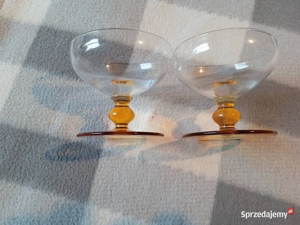 Dwa ciekawe kieliszki szampanki
