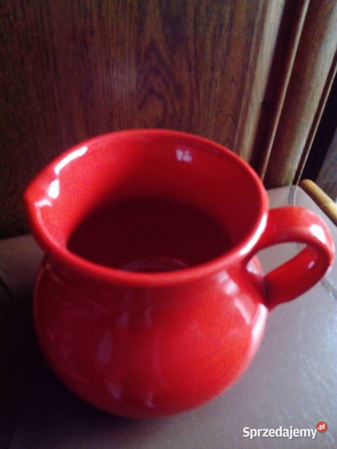piękny czerwony dzban