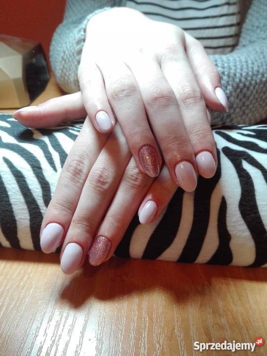 Manicure hybrydowy przedłużanie paznokci Sieradz