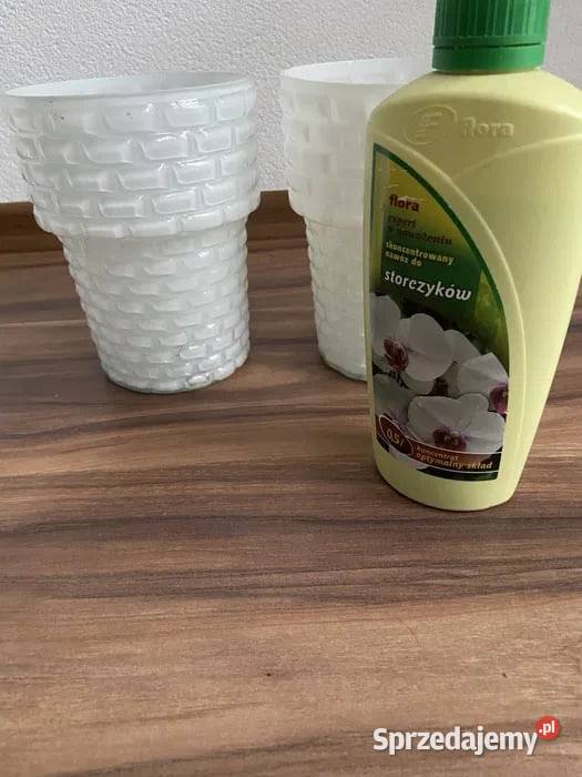 Białe doniczki do storczyków nawóz biały